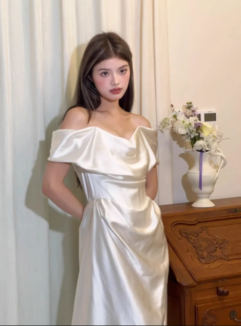 Robe de mariée fourreau élégante en satin blanc à épaules dénudées DP7201