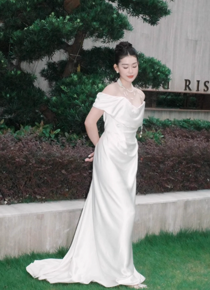 Robe de mariée fourreau élégante en satin blanc à épaules dénudées DP7201