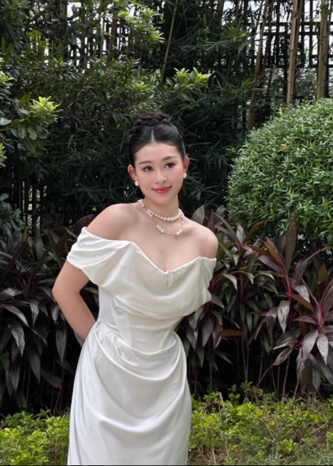 Robe de mariée fourreau élégante en satin blanc à épaules dénudées DP7201