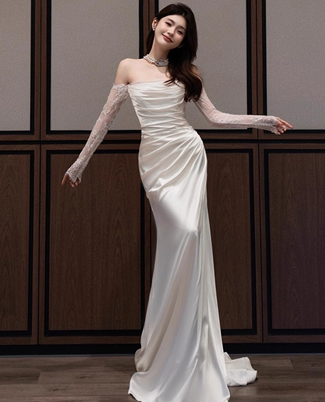 Robe de mariée élégante en satin blanc, épaules dénudées, coupe fourreau, manches en dentelle, DP7202
