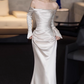 Robe de mariée fourreau chic en satin ivoire à épaules dénudées et manches longues DP7203