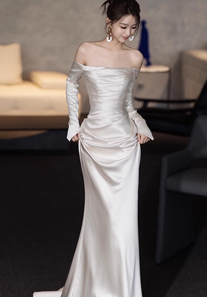 Robe de mariée fourreau chic en satin ivoire à épaules dénudées et manches longues DP7203