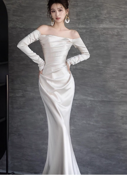 Robe de mariée fourreau chic en satin ivoire à épaules dénudées et manches longues DP7203