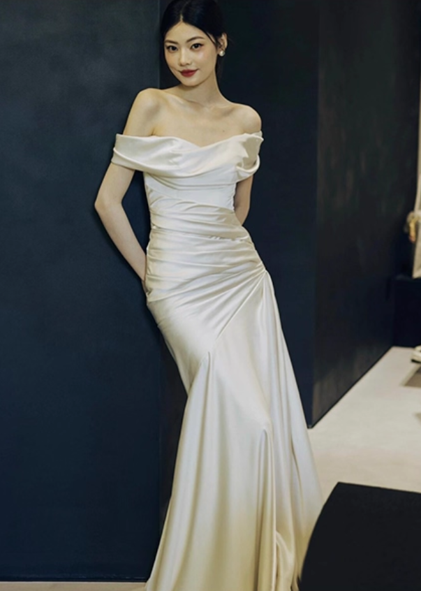 Robe de mariée sirène classique en satin élégant à épaules dénudées DP7210