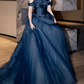 Robe de bal chic bleu marine à épaules dénudées en satin avec détail de rose et jupe en tulle, idéale pour une quinceañera ou un sweet 15 (DP7218).
