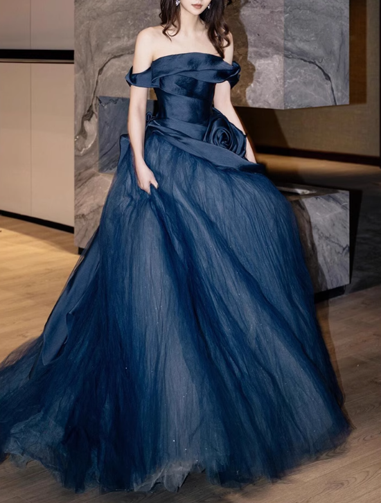 Robe de bal chic bleu marine à épaules dénudées en satin avec détail de rose et jupe en tulle, idéale pour une quinceañera ou un sweet 15 (DP7218).