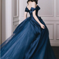 Robe de bal chic bleu marine à épaules dénudées en satin avec détail de rose et jupe en tulle, idéale pour une quinceañera ou un sweet 15 (DP7218).