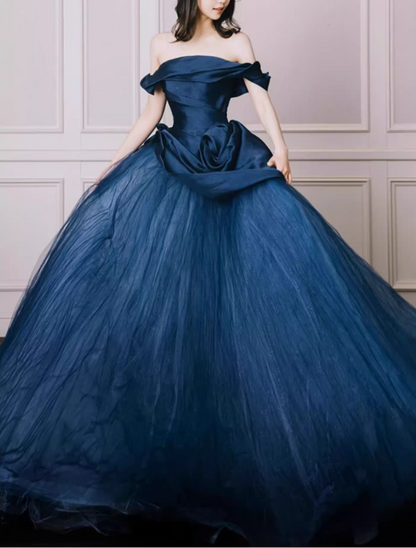 Robe de bal chic bleu marine à épaules dénudées en satin avec détail de rose et jupe en tulle, idéale pour une quinceañera ou un sweet 15 (DP7218).