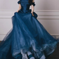 Robe de bal chic bleu marine à épaules dénudées en satin avec détail de rose et jupe en tulle, idéale pour une quinceañera ou un sweet 15 (DP7218).