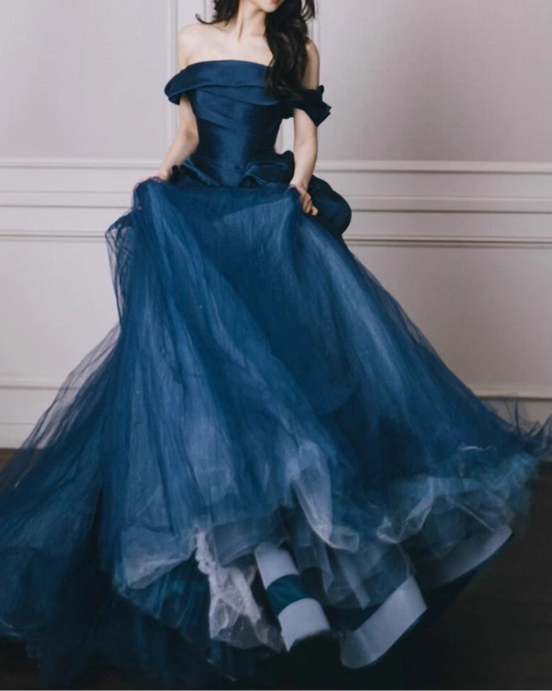Robe de bal chic bleu marine à épaules dénudées en satin avec détail de rose et jupe en tulle, idéale pour une quinceañera ou un sweet 15 (DP7218).