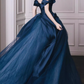 Robe de bal chic bleu marine à épaules dénudées en satin avec détail de rose et jupe en tulle, idéale pour une quinceañera ou un sweet 15 (DP7218).