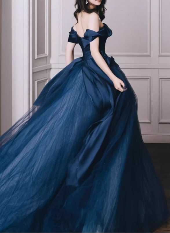 Robe de bal chic bleu marine à épaules dénudées en satin avec détail de rose et jupe en tulle, idéale pour une quinceañera ou un sweet 15 (DP7218).