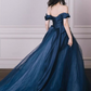 Robe de bal chic bleu marine à épaules dénudées en satin avec détail de rose et jupe en tulle, idéale pour une quinceañera ou un sweet 15 (DP7218).