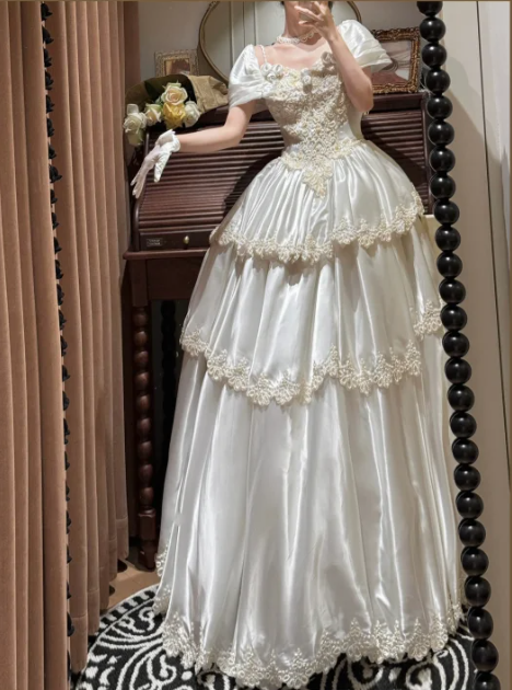 Robe de mariée vintage en satin à volants, dentelle et manches bouffantes brodées DP7254