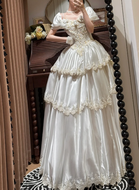 Robe de mariée vintage en satin à volants, dentelle et manches bouffantes brodées DP7254