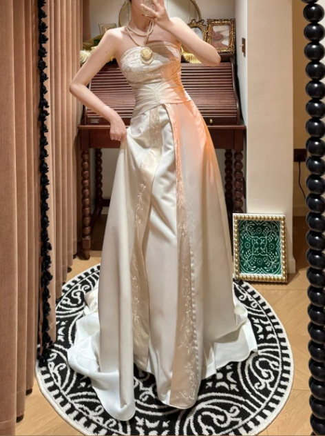 Robe de mariée vintage bustier en satin élégant, broderies raffinées, silhouette flatteuse et drapé luxueux DP7256