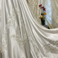 Robe de mariée vintage blanche à manches longues bouffantes, ornée de dentelle, de broderies et de satin (DP7265)