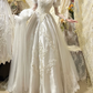Robe de mariée vintage blanche à manches longues bouffantes, ornée de dentelle, de broderies et de satin (DP7265)
