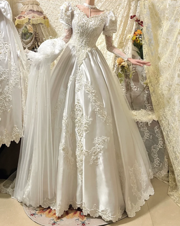 Robe de mariée vintage blanche à manches longues bouffantes, ornée de dentelle, de broderies et de satin (DP7265)