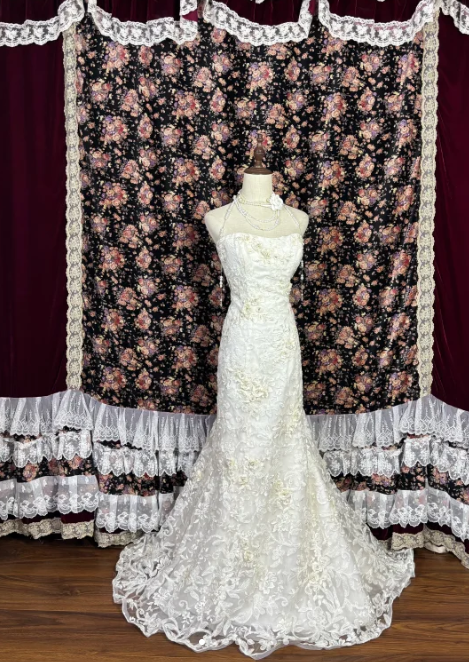 Glamorous Ivory Strapless Lace Applique Beaded Mermaid Wedding Dress DP7344