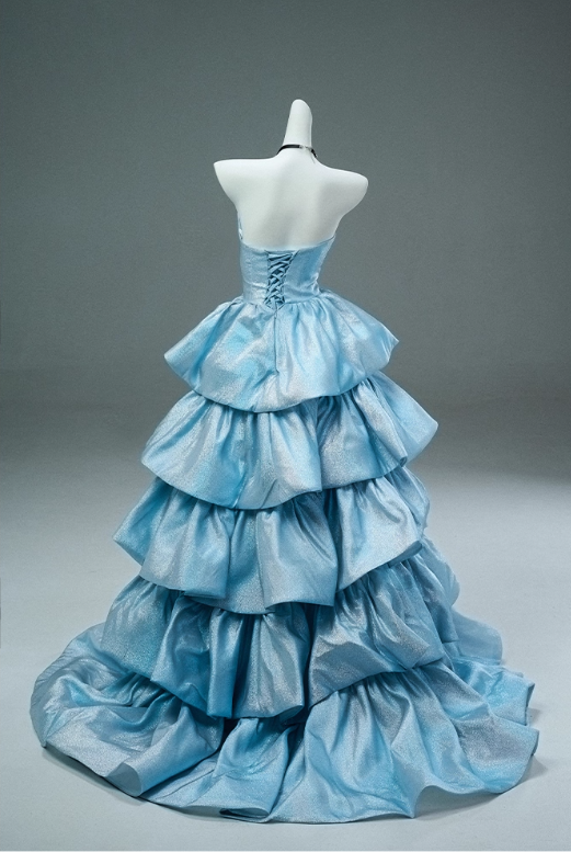 Wunderschönes hellblaues, trägerloses, gestuftes Rüschenkleid aus glitzerndem Satinstoff für Sweet 16 Quinceañera DP7424
