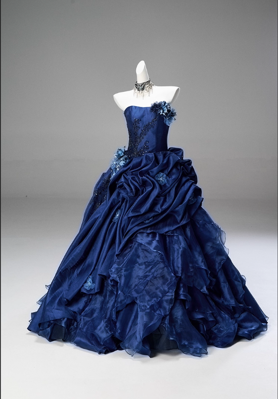 Wunderschönes, trägerloses Ballkleid aus Satin in Königsblau mit 3D-Blumenrüschen und Rüschen für den 16. Geburtstag (Quinceañera) DP7426