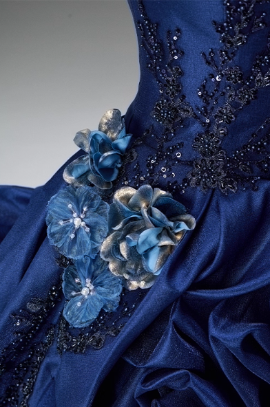 Wunderschönes, trägerloses Ballkleid aus Satin in Königsblau mit 3D-Blumenrüschen und Rüschen für den 16. Geburtstag (Quinceañera) DP7426