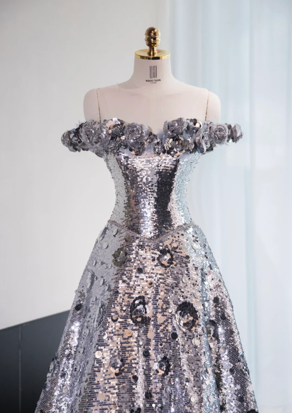 Robe de soirée formelle somptueuse à sequins argentés, épaules dénudées et volants scintillants DP7433