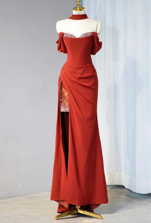 Magnifique robe de soirée bordeaux à sequins, épaules dénudées, fente et fronces DP7439