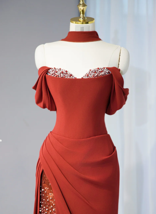 Magnifique robe de soirée bordeaux à sequins, épaules dénudées, fente et fronces DP7439