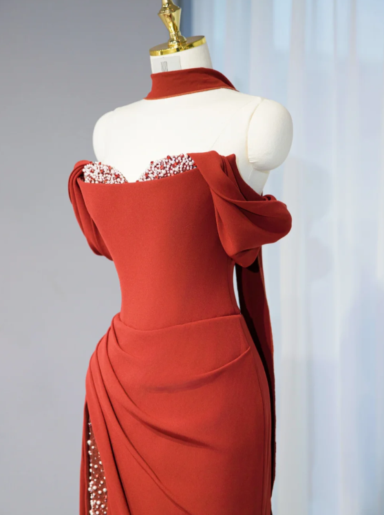 Magnifique robe de soirée bordeaux à sequins, épaules dénudées, fente et fronces DP7439