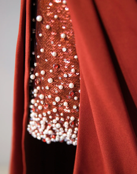 Magnifique robe de soirée bordeaux à sequins, épaules dénudées, fente et fronces DP7439