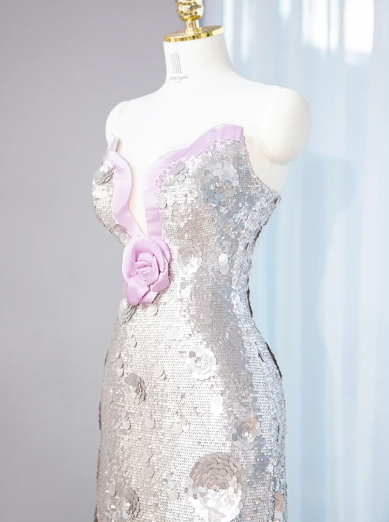 Robe de soirée somptueuse DP7443, ornée de sequins argentés, d'un décolleté à volants lavande et d'une rose 3D.