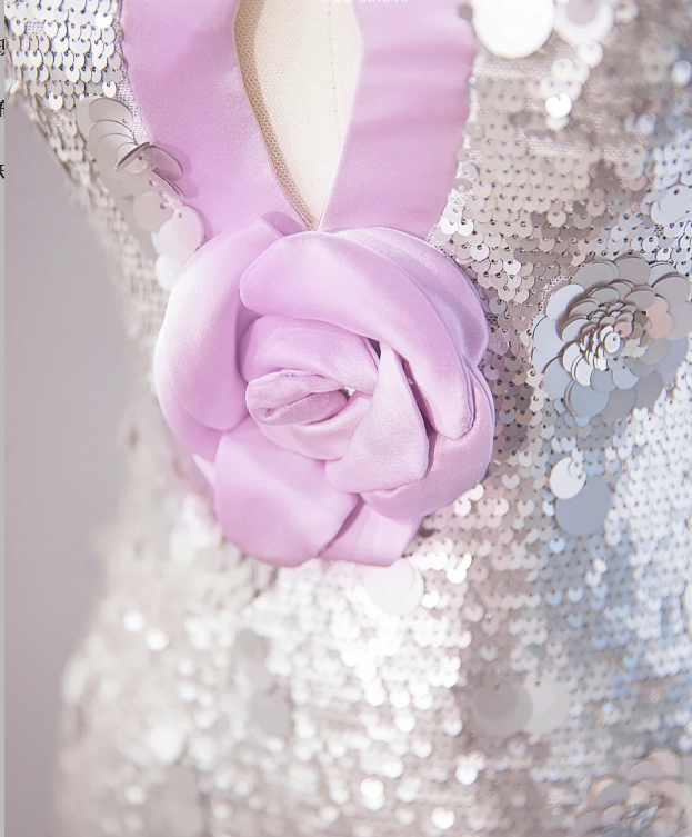 Robe de soirée somptueuse DP7443, ornée de sequins argentés, d'un décolleté à volants lavande et d'une rose 3D.