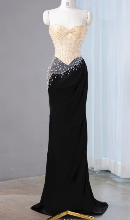Wunderschönes, cremefarbenes und schwarzes, trägerloses Meerjungfrauen-Abendkleid mit perlenbesetztem Oberteil und Satinrock (DP7445)