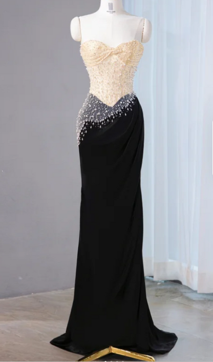 Wunderschönes, cremefarbenes und schwarzes, trägerloses Meerjungfrauen-Abendkleid mit perlenbesetztem Oberteil und Satinrock (DP7445)