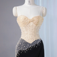 Wunderschönes, cremefarbenes und schwarzes, trägerloses Meerjungfrauen-Abendkleid mit perlenbesetztem Oberteil und Satinrock (DP7445)