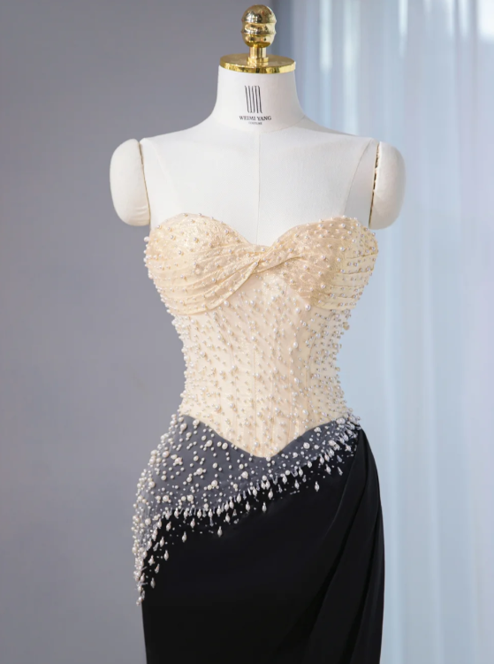 Wunderschönes, cremefarbenes und schwarzes, trägerloses Meerjungfrauen-Abendkleid mit perlenbesetztem Oberteil und Satinrock (DP7445)