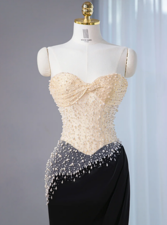 Wunderschönes, cremefarbenes und schwarzes, trägerloses Meerjungfrauen-Abendkleid mit perlenbesetztem Oberteil und Satinrock (DP7445)