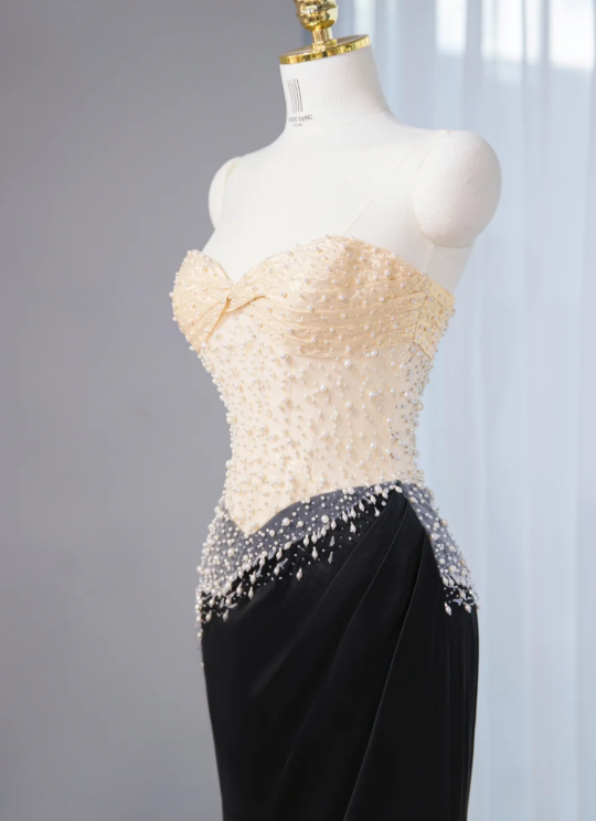 Wunderschönes, cremefarbenes und schwarzes, trägerloses Meerjungfrauen-Abendkleid mit perlenbesetztem Oberteil und Satinrock (DP7445)