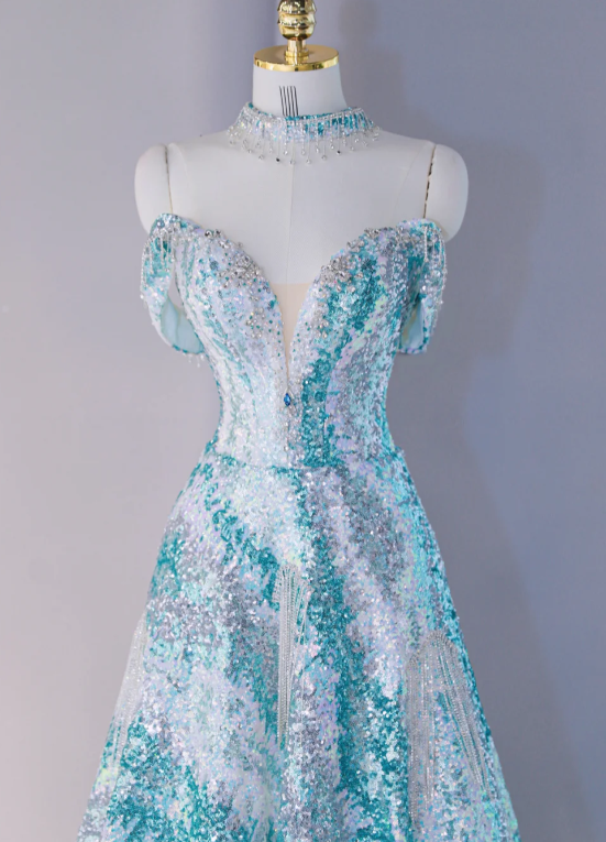 Robe de soirée somptueuse à sequins, épaules dénudées et décolleté cœur, en tissu scintillant DP7453