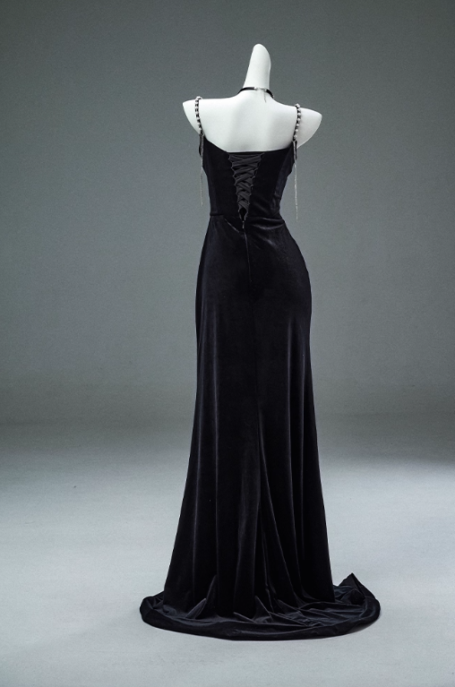 Glamouröses schwarzes Samt-Etuikleid mit Schleife, Kette, Spaghettiträgern und Perlenbesatz DP7461