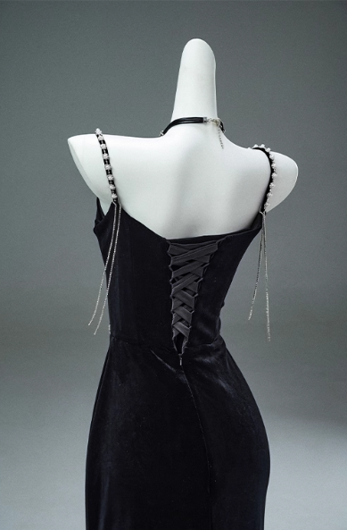 Glamouröses schwarzes Samt-Etuikleid mit Schleife, Kette, Spaghettiträgern und Perlenbesatz DP7461