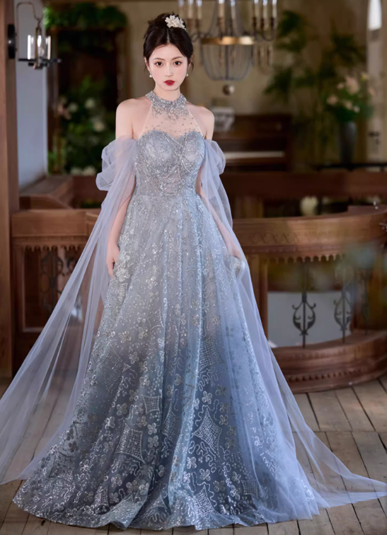 Robe de soirée glamour en tulle bleu clair à sequins, col halter, épaules dénudées et cape brodée DP7466