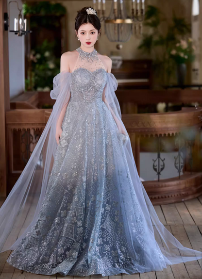 Robe de soirée glamour en tulle bleu clair à sequins, col halter, épaules dénudées et cape brodée DP7466