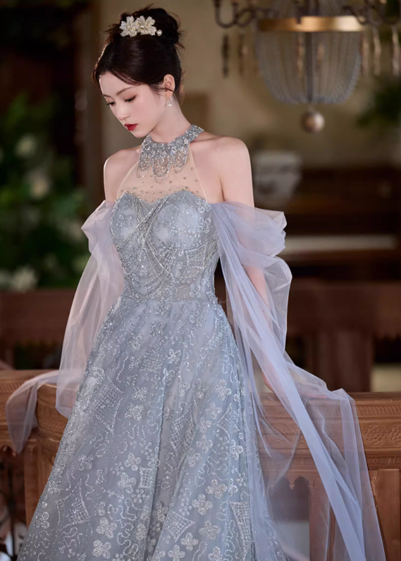 Robe de soirée glamour en tulle bleu clair à sequins, col halter, épaules dénudées et cape brodée DP7466