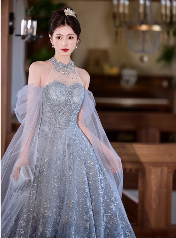 Robe de soirée glamour en tulle bleu clair à sequins, col halter, épaules dénudées et cape brodée DP7466