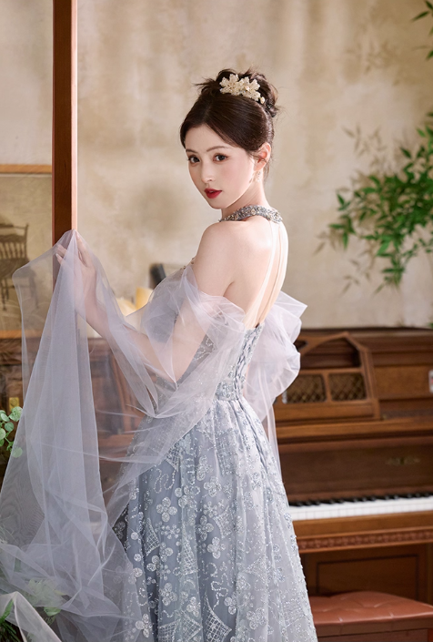 Robe de soirée glamour en tulle bleu clair à sequins, col halter, épaules dénudées et cape brodée DP7466