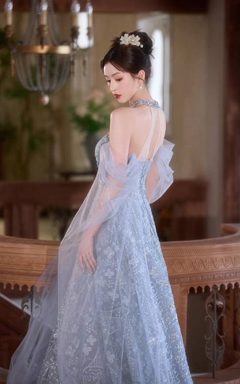 Robe de soirée glamour en tulle bleu clair à sequins, col halter, épaules dénudées et cape brodée DP7466