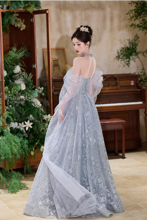 Robe de soirée glamour en tulle bleu clair à sequins, col halter, épaules dénudées et cape brodée DP7466